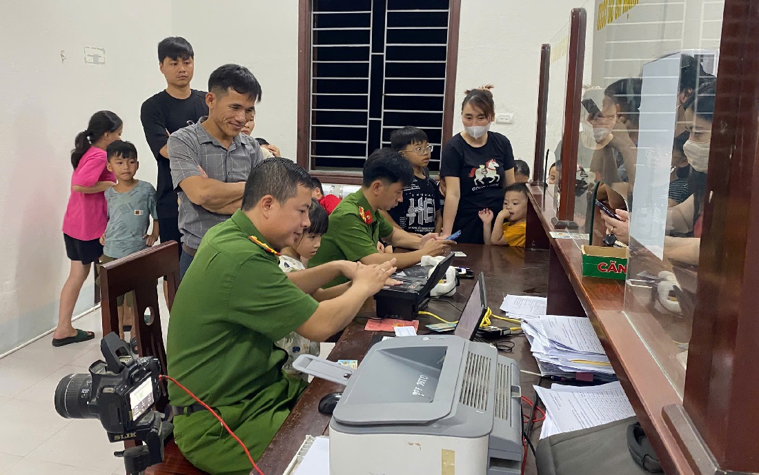 Công an phường Tân Mai làm thủ tục cấp căn cước công dân cho học sinh