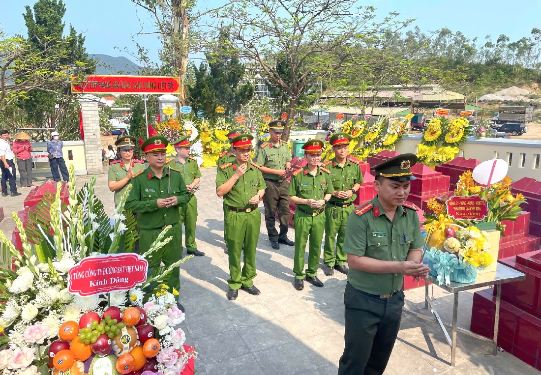 Cán bộ, chiến sĩ dâng hương tưởng niệm các anh hùng, liệt sĩ