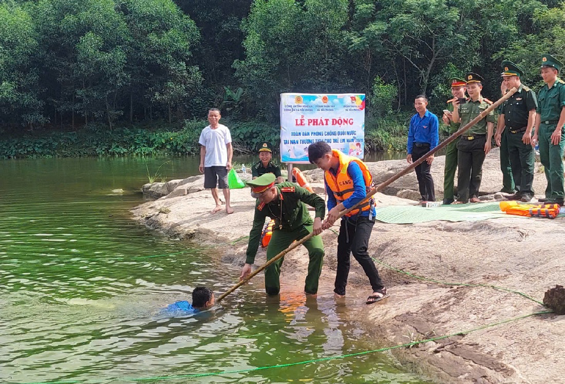 Công an xã hướng dẫn kỹ năng cứu hộ, cứu nạn