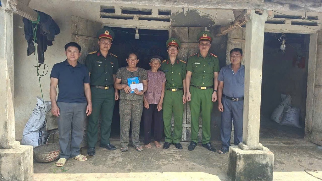 Đoàn công tác hỗ trợ cho gia đình em Hoàng