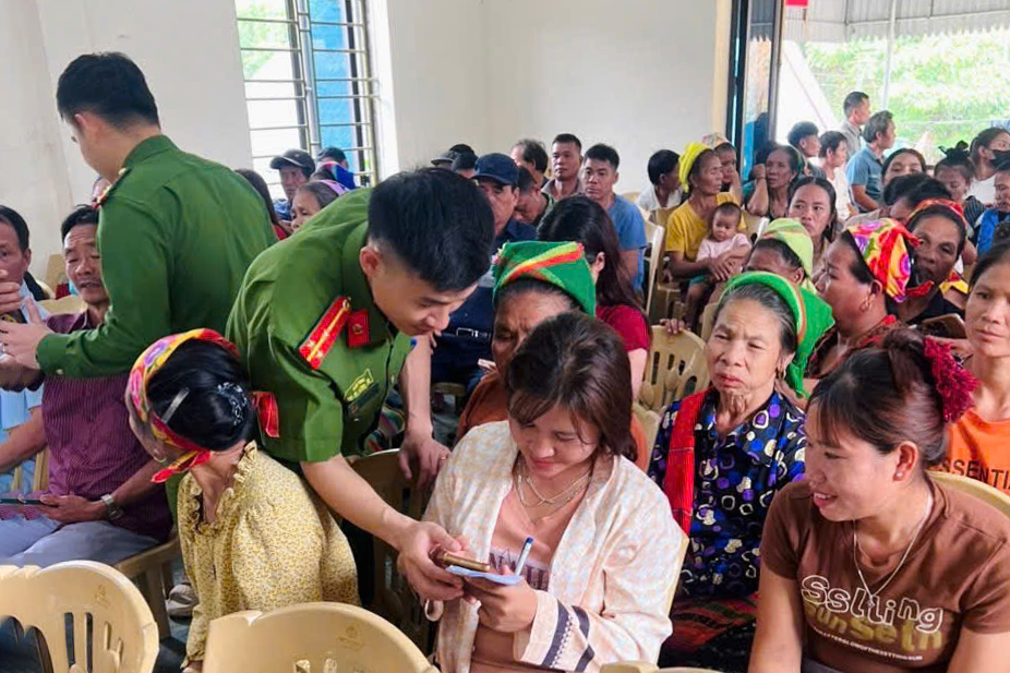 Công an xã hướng dẫn bà con cài đặt tài khoản định danh điện tử