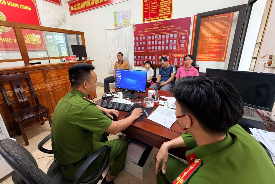 Công an xã Châu Khê làm việc cả ngày thứ 7 để đáp ứng nhu cầu của người dân