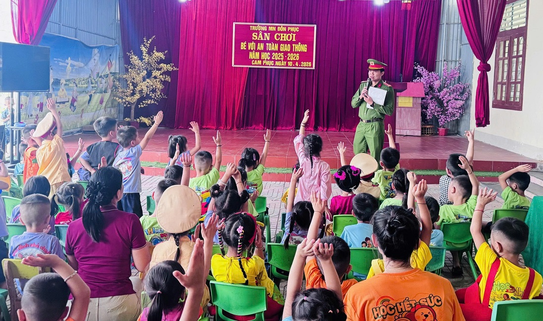 Trẻ hào hứng tham gia sân chơi