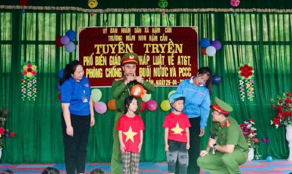 Công an xã Nậm Cắn tuyên truyền bằng phương pháp truyền đạt sinh động, gần gũi, giúp học sinh dễ hiểu, dễ nhớ