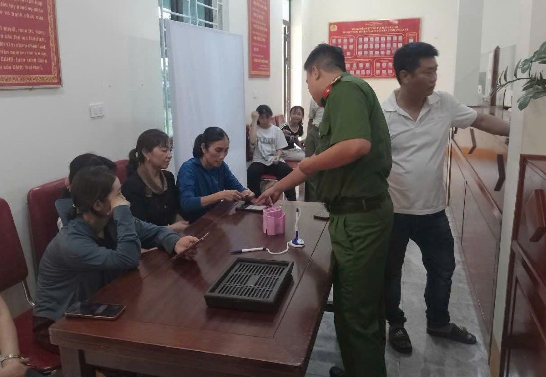 Công an xã Thuần Trung hỗ trợ người dân thực hiện thủ tục hành chính