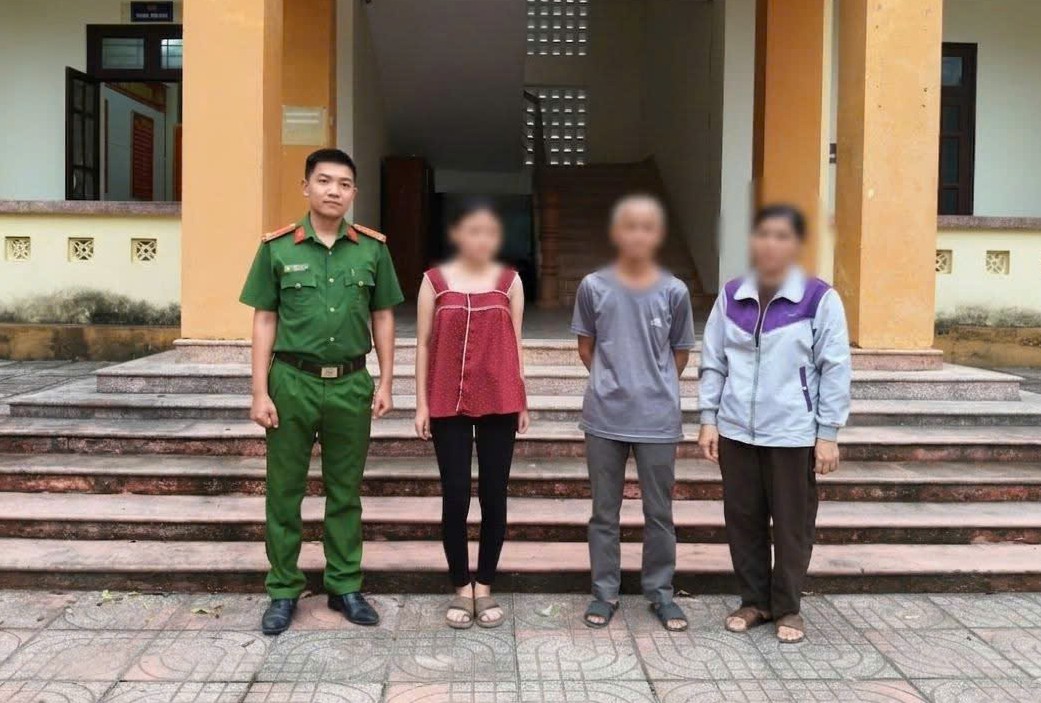 Công an xã Thuần Trung bàn giao cháu P.T.H.T. cho gia đình