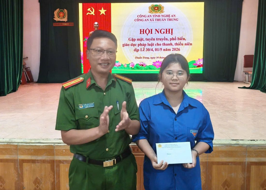 Công an xã khen thưởng thanh niên tiêu biểu