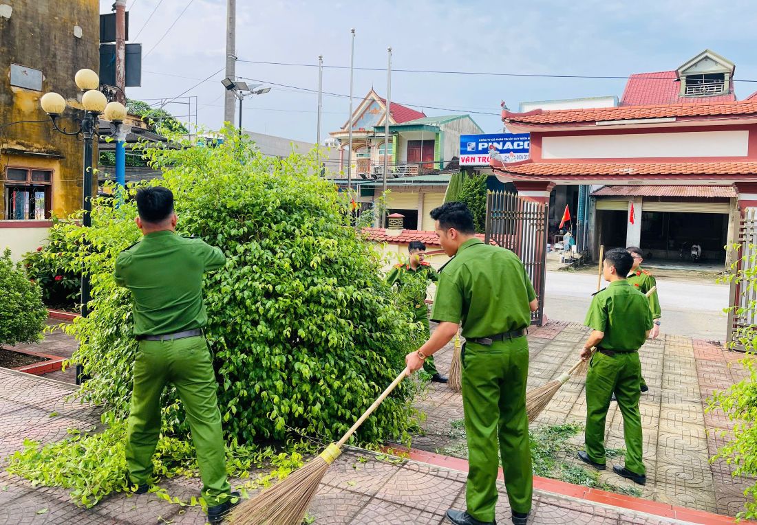 Cán bộ, chiến sĩ cắt tỉa cây xanh và quét dọn trong khuôn viên Nhà bia tưởng niệm liệt sĩ