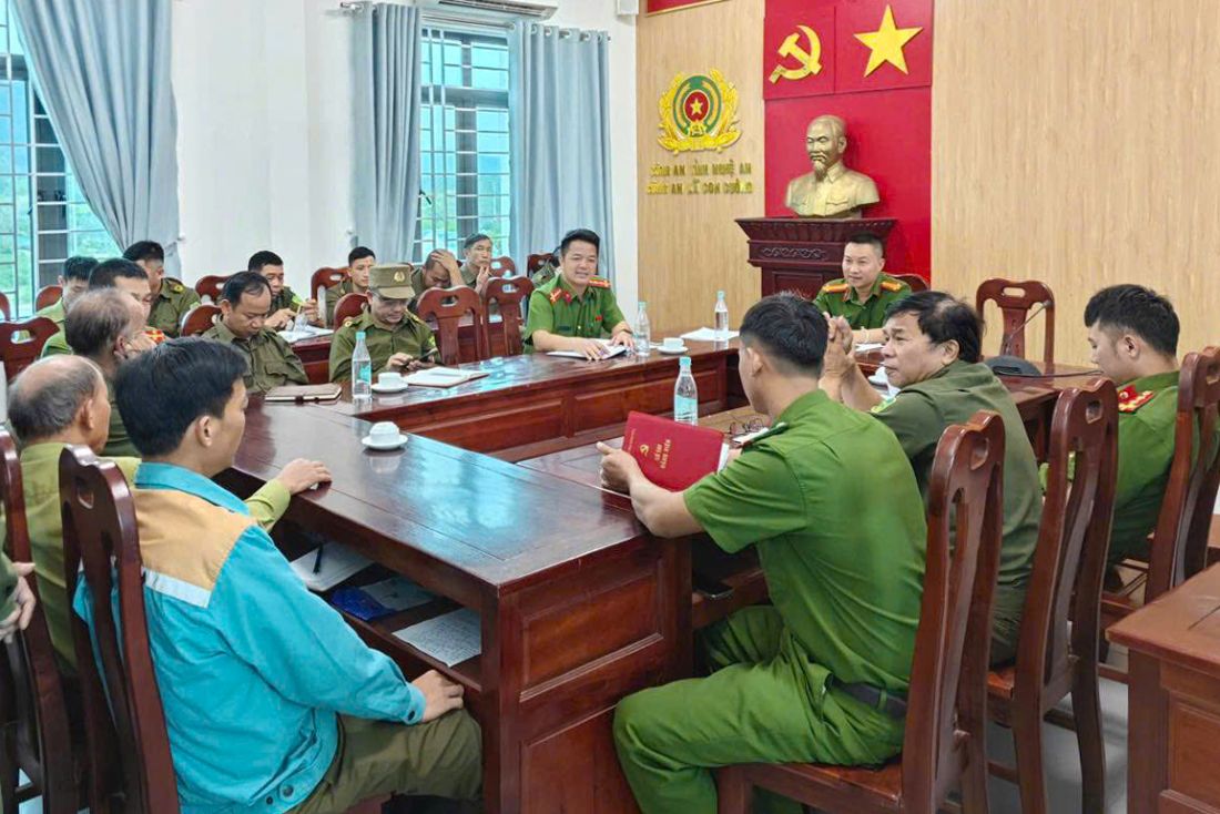 Công an xã Con Cuông tổ chức giao ban định kỳ cùng lực lượng tham gia bảo vệ ANTT ở cơ sở 