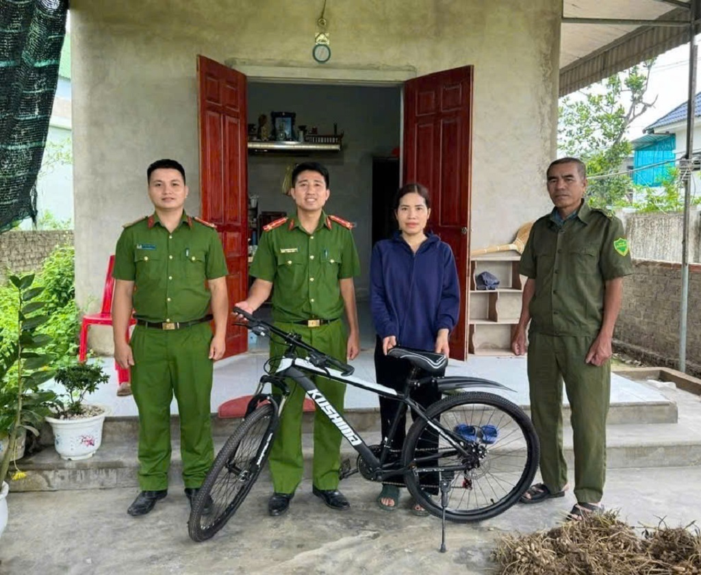 Công an phường Vinh Lộc phối hợp với Ủy ban MTTQ phường và mạnh thường quân trao quà tặng trẻ mồ côi, học sinh nghèo vượt khó