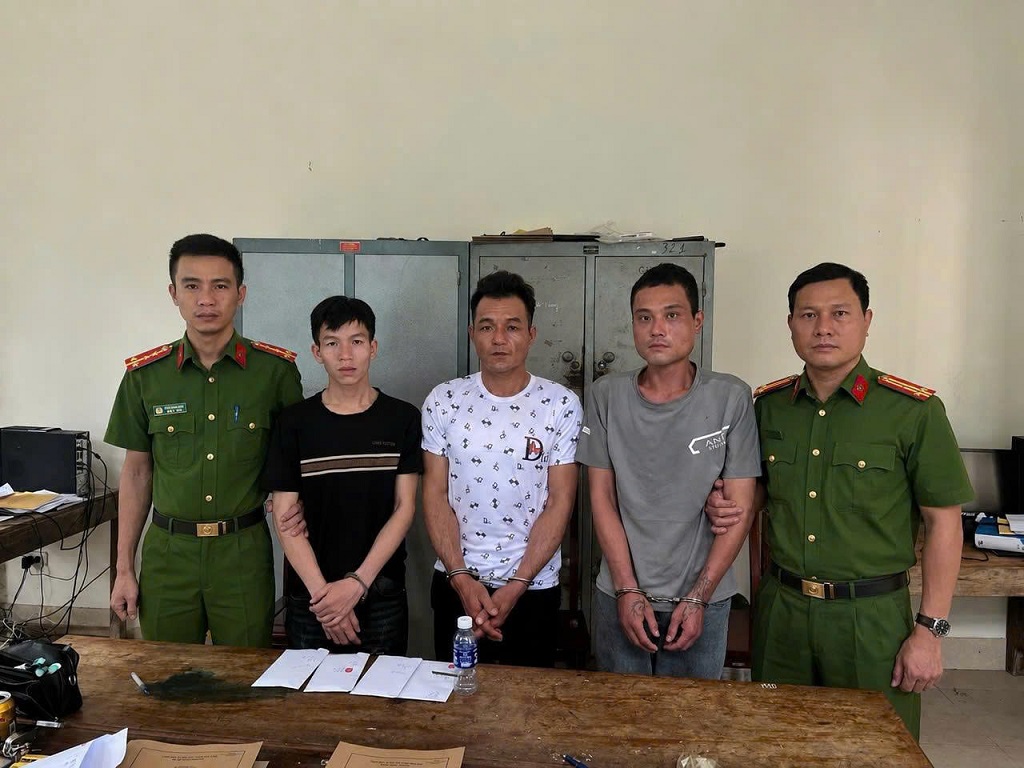Ba đối tượng Ngân Văn Môn, Lương Văn Dậu và Kha Văn Nội tại Cơ quan Công an