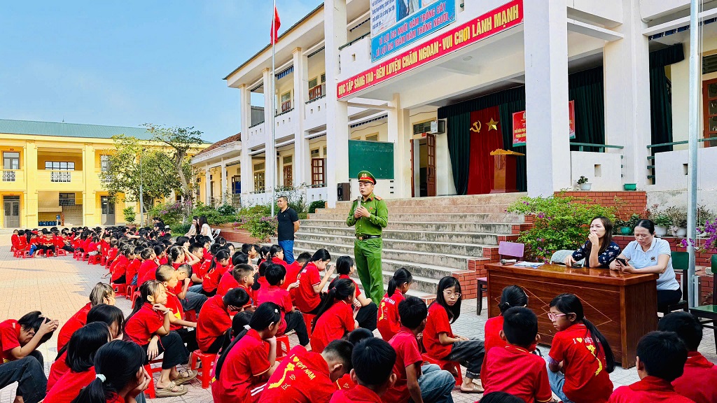 Công an xã Bích Hào tuyên truyền, phổ biến pháp luật bằng hình thức sinh động, phong phú, giúp học sinh dễ hiểu, dễ nhớ