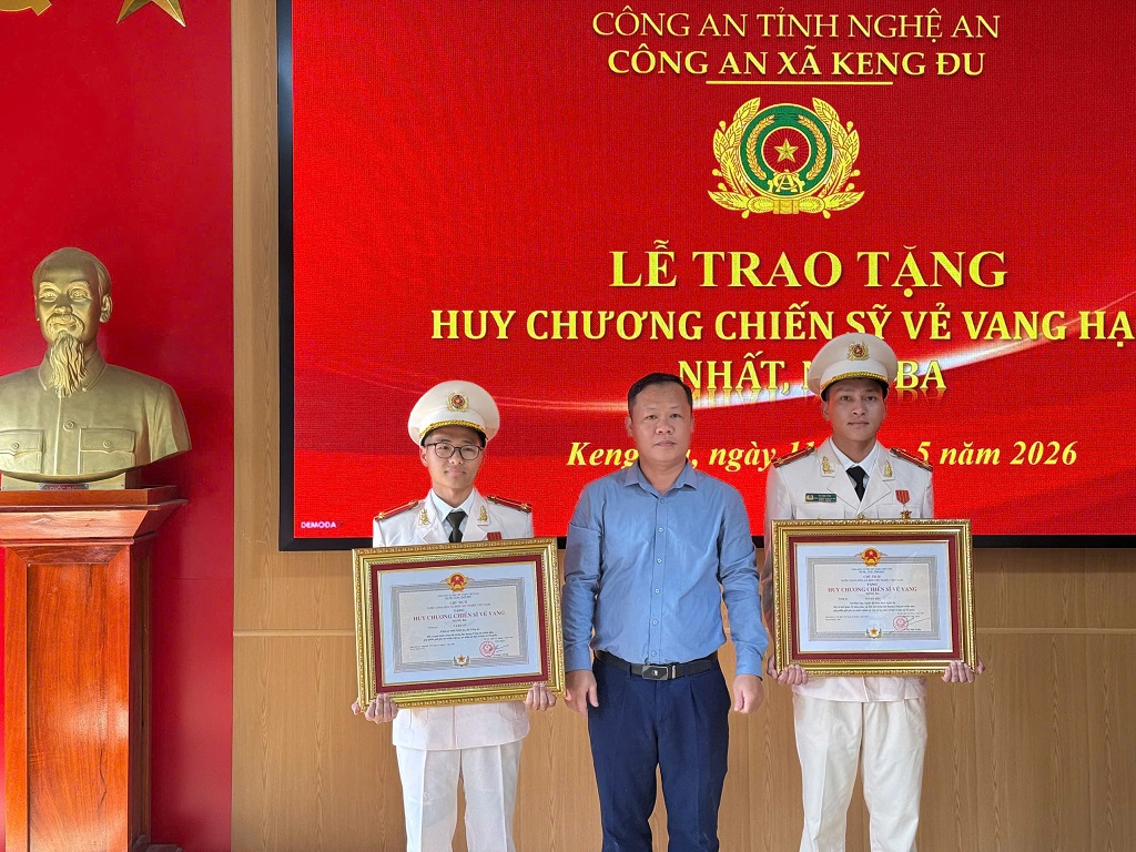  Thừa ủy quyền, đồng chí Lương Văn Ngam - Phó Bí thư Đảng ủy, Chủ tịch UBND xã Keng Đu trao Huy chương Chiến sỹ vẻ vang hạng Nhất và Huy chương Chiến sỹ vẻ vang hạng Ba tặng các cá nhân