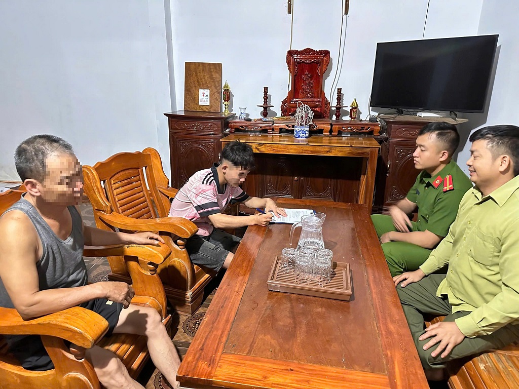 Công an xã trực tiếp đến từng gia đình, gặp gỡ phụ huynh và thanh, thiếu niên, để nắm bắt tâm tư, hoàn cảnh, đồng thời tuyên truyền, nhắc nhở chấp hành nghiêm quy định của pháp luật