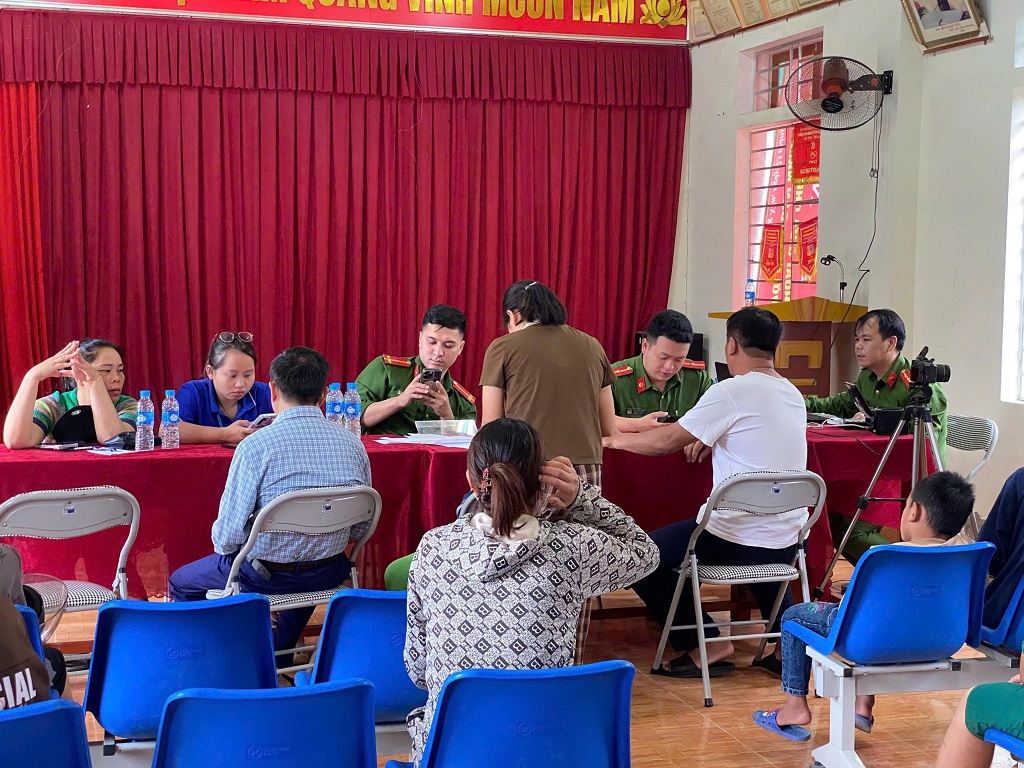 Công an xã Mường Xén lập Tổ công tác lưu động, trực tiếp đến tận các bản để tổ chức thu nhận hồ sơ cấp căn cước, định danh điện tử cho công dân