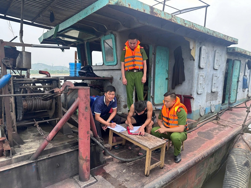 Tổ chức cho chủ bến, chủ phương tiện thủy, người điều khiển phương tiện, người quản lý bến bãi và người lao động tham gia hoạt động khai thác cát, sỏi ký cam kết chấp hành nghiêm quy định pháp luật
