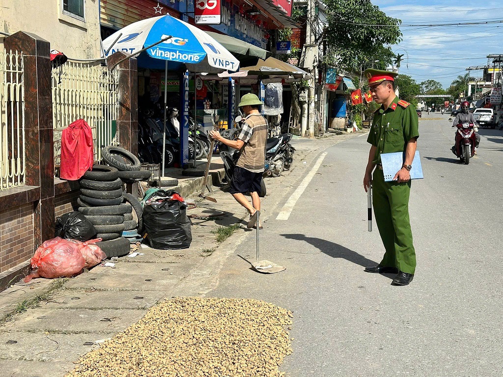 Công an xã trực tiếp gặp gỡ, tuyên truyền đến bà con Nhân dân về những nguy cơ tiềm ẩn tai nạn giao thông do việc phơi rơm rạ, thóc lúa và nông sản trên mặt đường