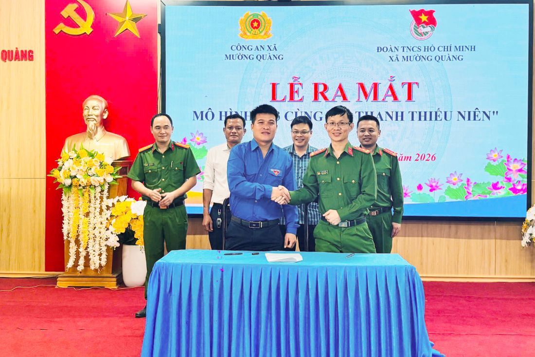 Công an xã phối hợp với Đoàn Thanh niên xã ký kết thực hiện mô hình