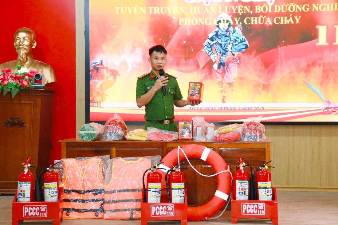 Cán bộ Công an xã Tri Lễ  tuyên truyền, hướng dẫn nội dung về PCCC&CNCH