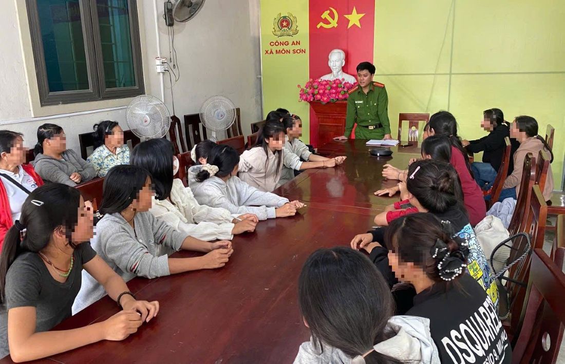 Công an xã làm việc với thanh, thiếu niên