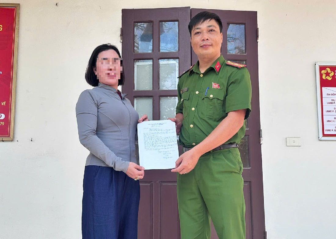 Công an phường trao trả tài sản cho chị H.T.C.