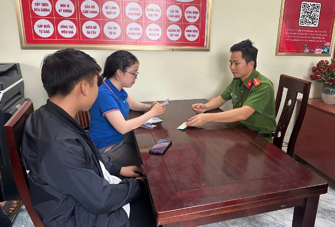 Công an phường Quỳnh Mai hỗ trợ công dân cài đặt định danh điện tử