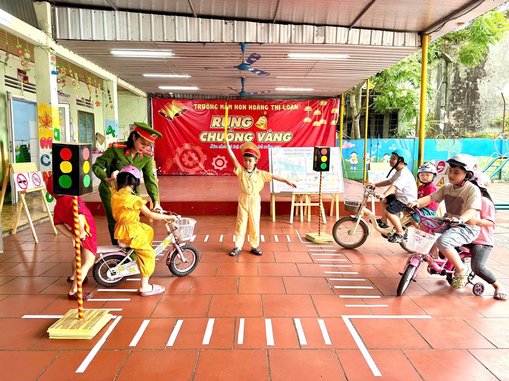 Công an phường Trường Vinh tuyên truyền, phổ biến pháp luật bằng hình thức tuyên truyền trực quan, sinh động 