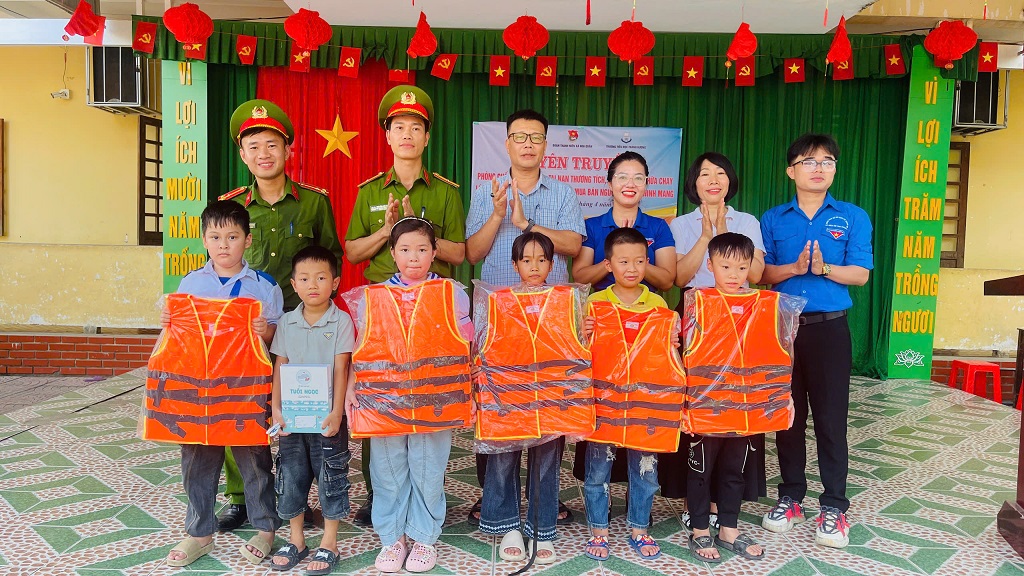 Tặng áo phao cho học sinh có câu trả lời đúng