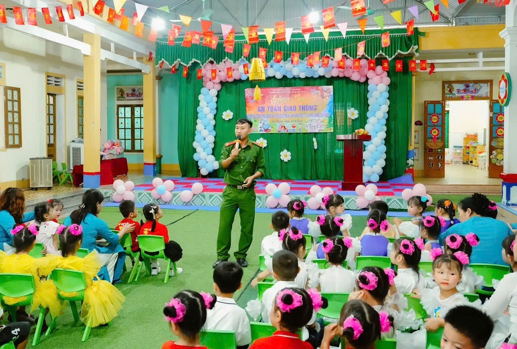 Công an xã Hoa Quân tuyên truyền với hình thức đa dạng, phong phú 