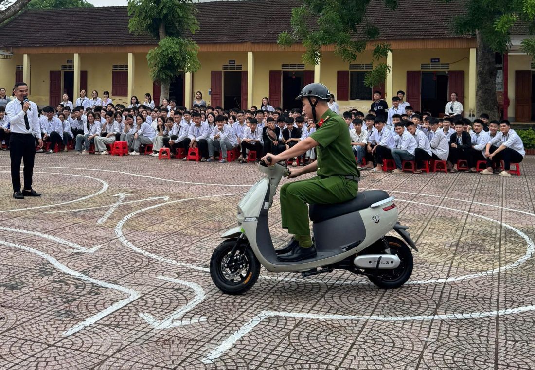 Công an xã Đô Lương hướng dẫn kỹ năng lái xe an toàn