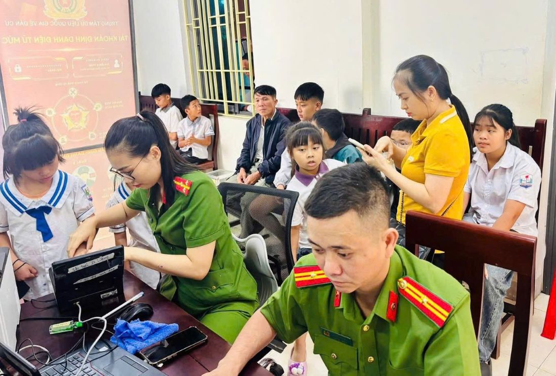 Công an xã làm việc xuyên lễ phục vụ Nhân dân