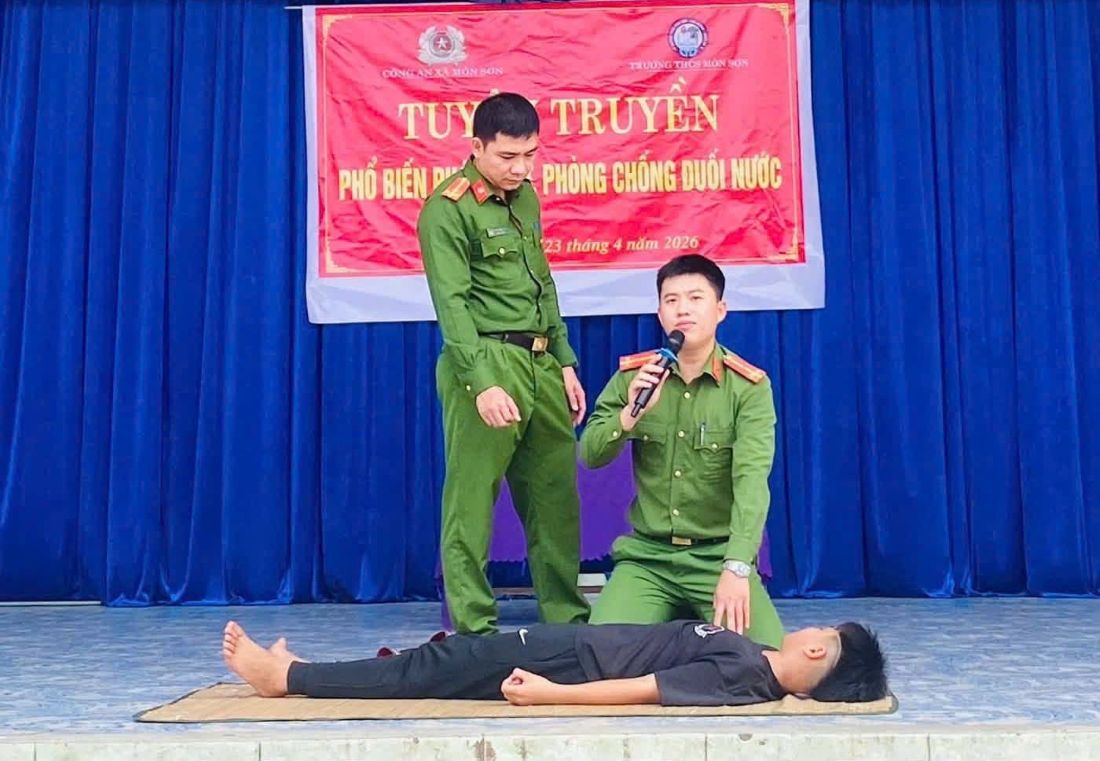 Công an xã hướng dẫn kỹ năng sơ cứu người bị đuối nước