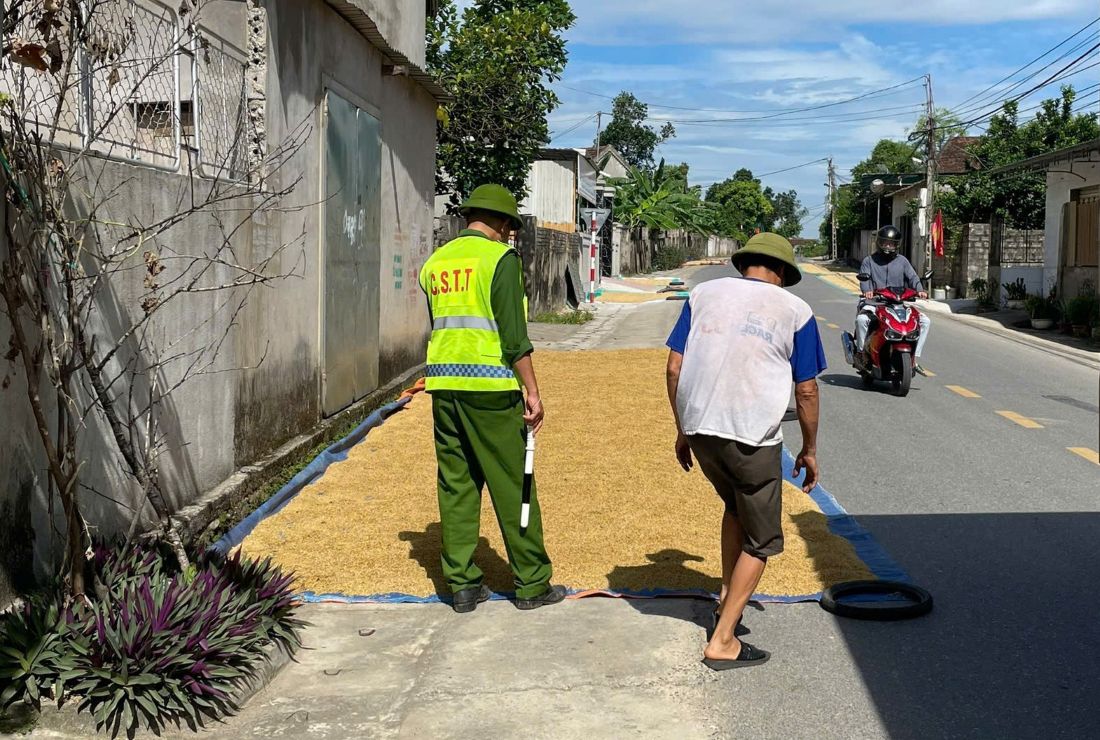 Công an xã kiểm tra, nhắc nhở người dân