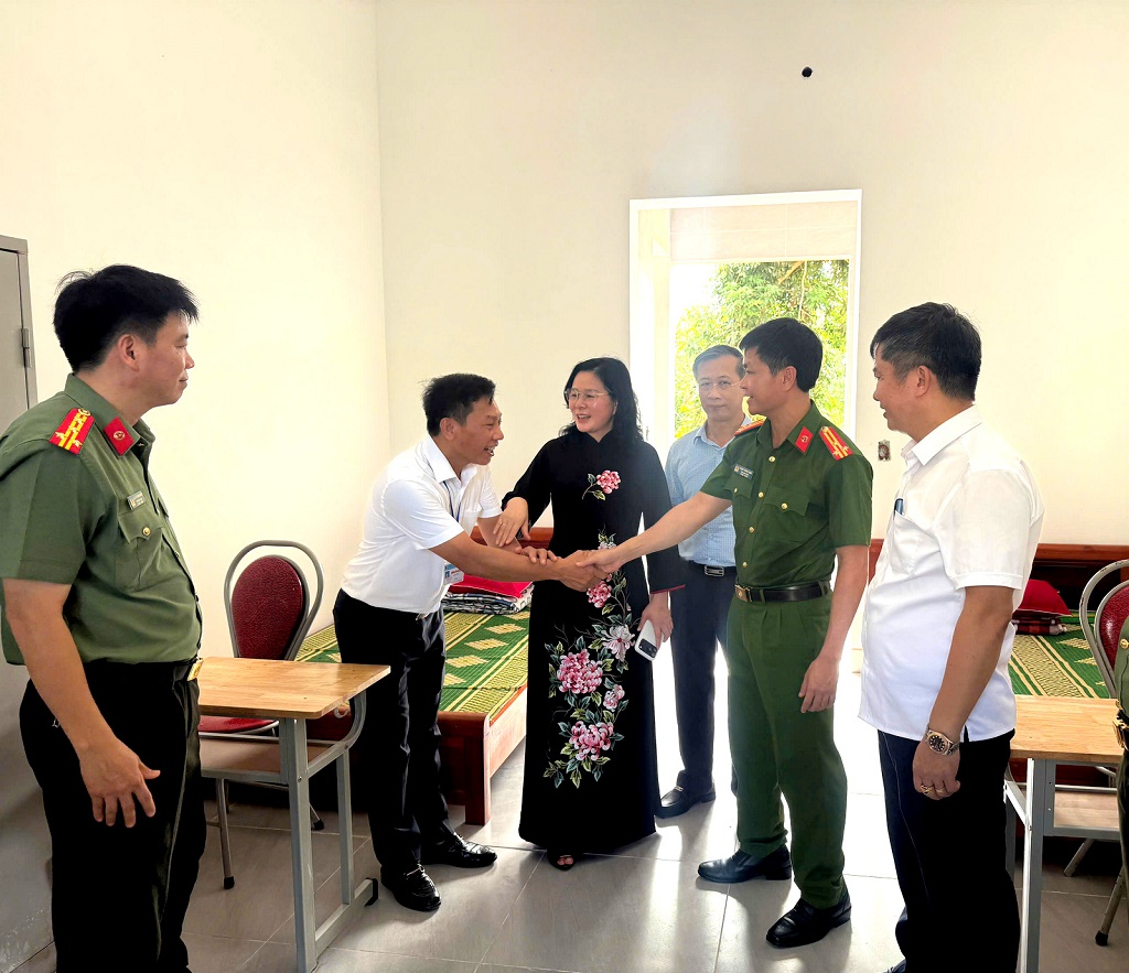 Đại biểu thăm hỏi các cháu tại Trung tâm và  thăm quan cơ sở vật chất sau khi hoàn thiện