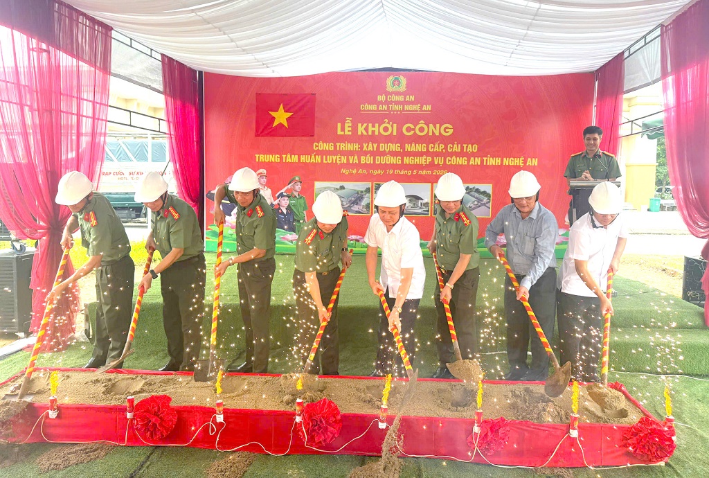 Đại biểu thực hiện nghi thức động thổ công trình