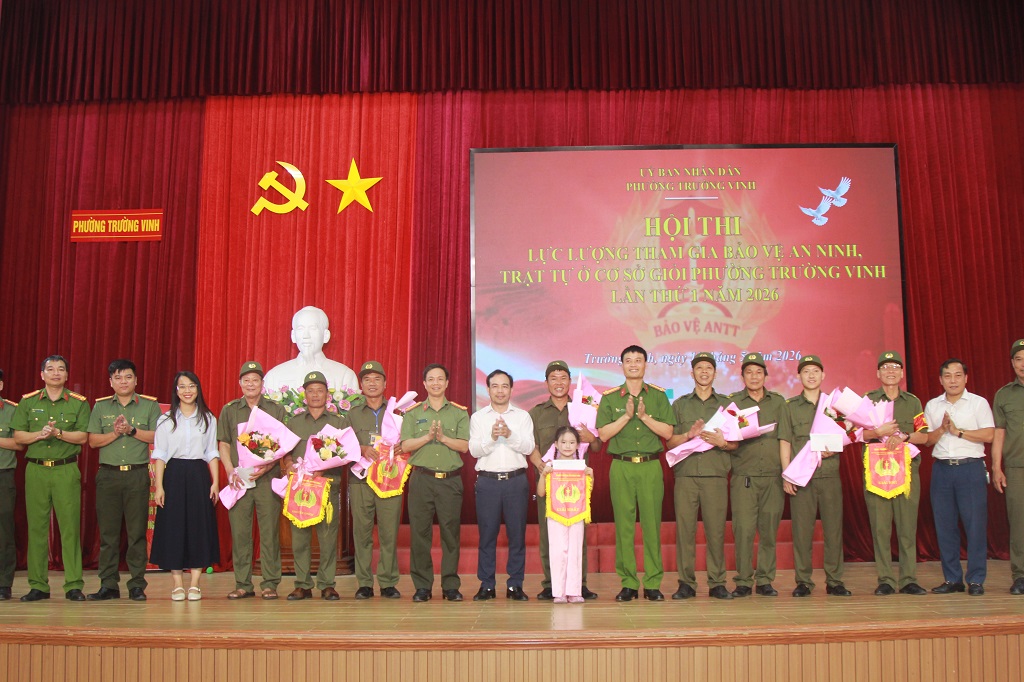 Các đội thi chụp ảnh lưu niệm