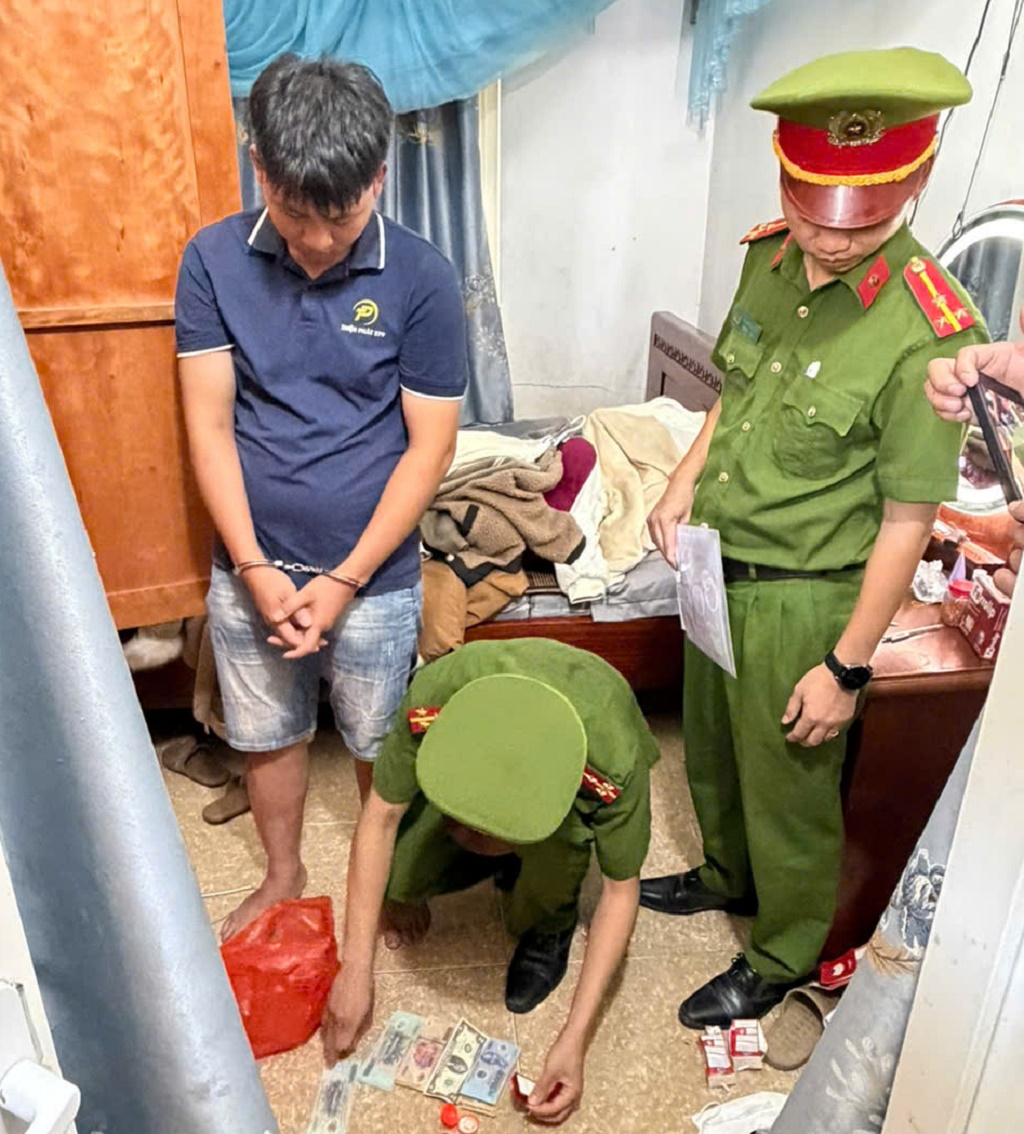 Khám xét nhà riêng của đối tượng, thu giữ tang vật liên quan