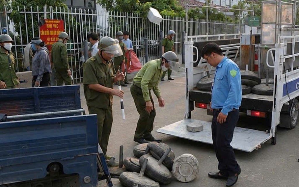 Công an phường Vinh Phú tăng cường giải tỏa hành lang ATGT, bảo đảm ANTT  