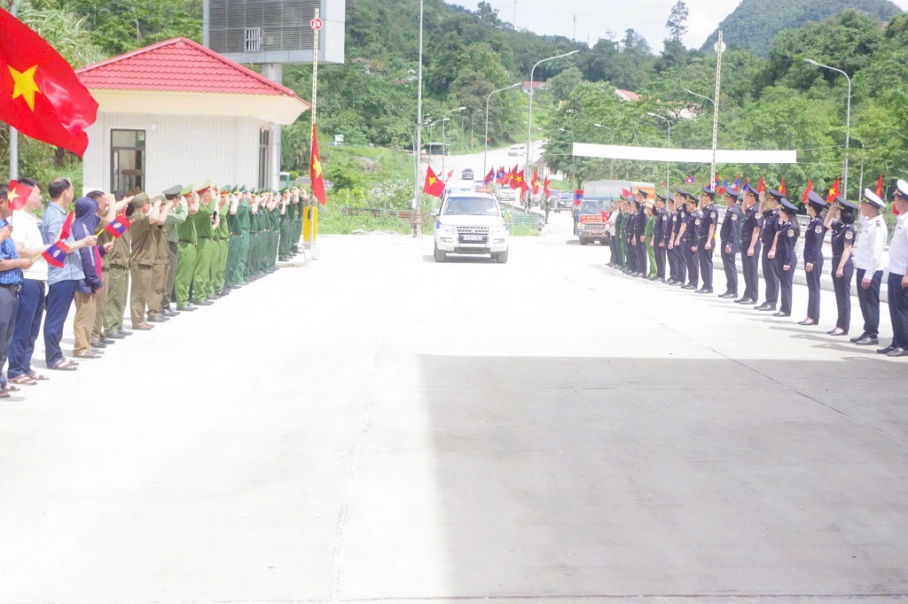 Cán bộ, chiến sĩ Công an xã, Biên phòng, Hải quan cùng đông đảo thầy cô giáo, học sinh và bà con Nhân dân xã Nậm Cắn đứng thành hai hàng dọc dài đón linh cữu Anh hùng Liệt sĩ