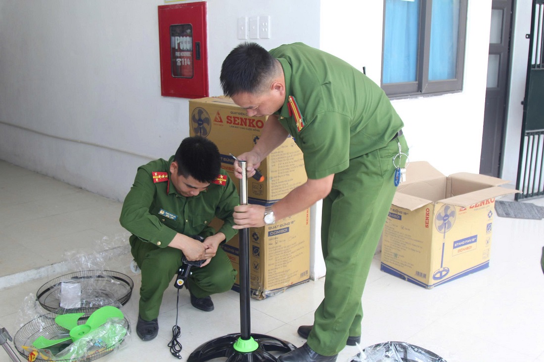 Cán bộ, chiến sĩ Trại tạm giam Công an tỉnh Nghệ An lắp đặt quạt phục vụ can, phạm nhân trong mùa nắng nóng