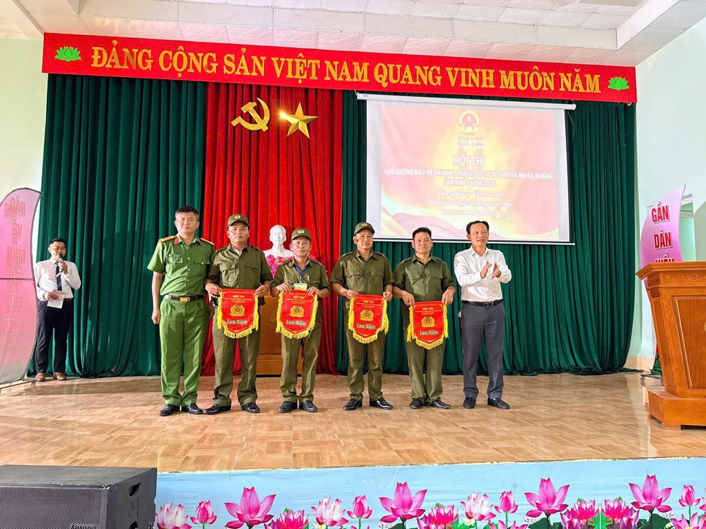 Ban Tổ chức trao giải cho các đội thi