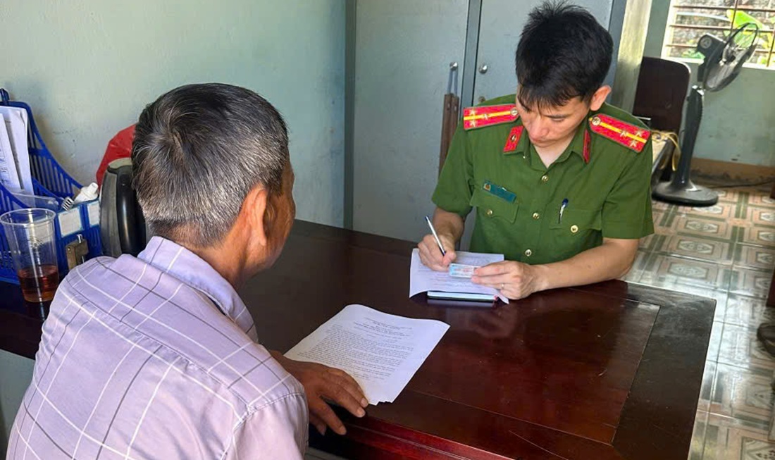 Công an xã Nghĩa Thọ làm việc với chủ máy gặt 