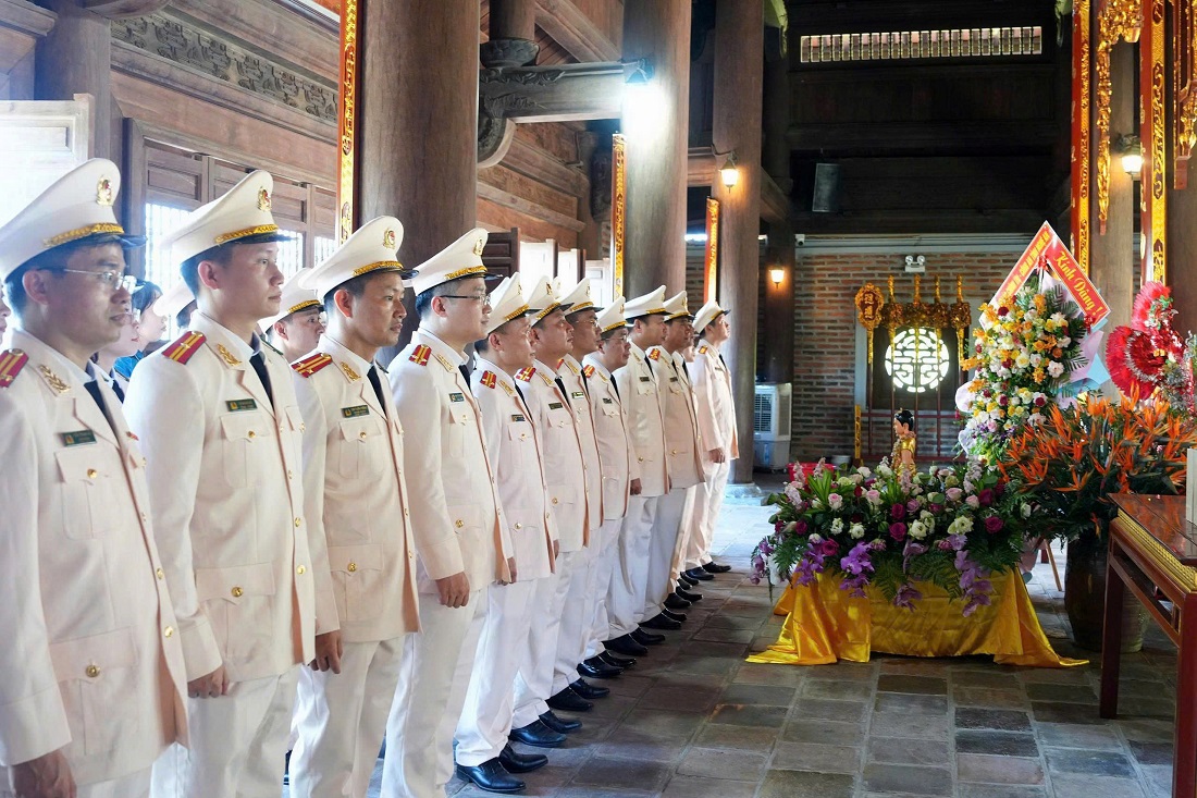 Phòng Công tác chính trị dâng hoa, dâng hương tại Khu di tích quốc gia đặc biệt Kim Liên nhân dịp kỷ niệm 136 năm Ngày sinh Chủ tịch Hồ Chí Minh và kỷ niệm 50 năm Ngày thành lập đơn vị  