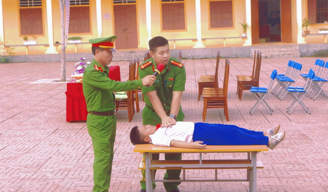 Công an xã hướng dẫn kỹ năng sơ cứu người bị đuối nước