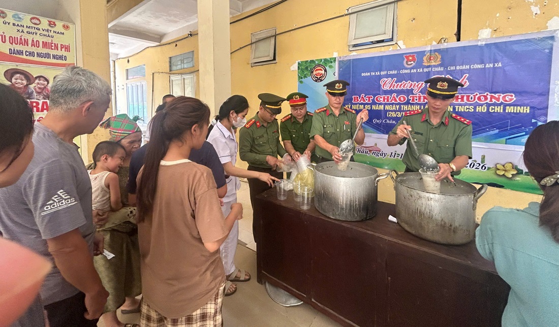 Công an xã Quỳ Châu tổ chức chương trình “Bát cháo tình thương”           