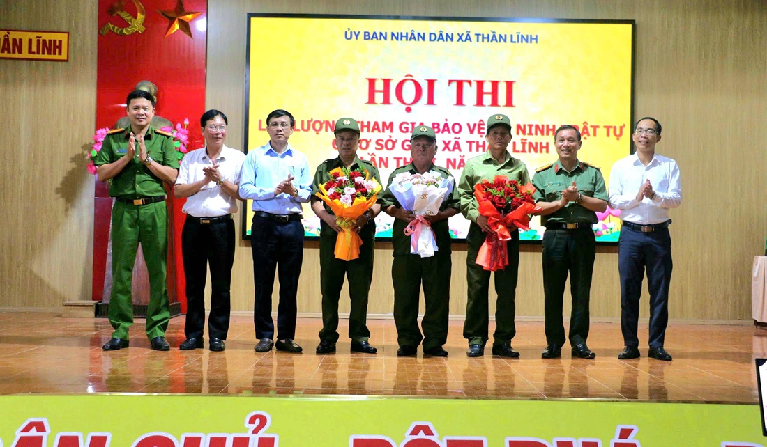 Ban Tổ chức trao giải cho các đội thi