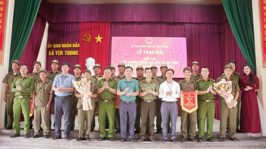 Đại biểu và các đội thi chụp ảnh lưu niệm