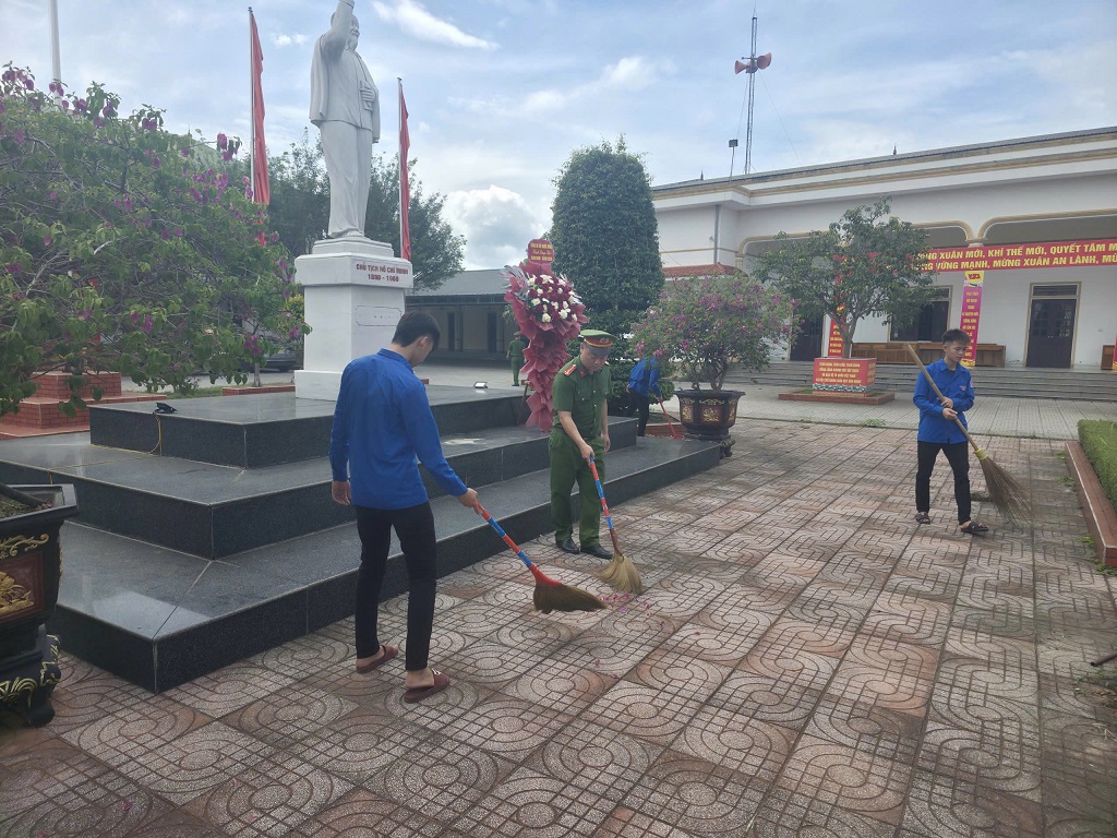 Công an xã Nghĩa Đồng phối hợp dọn dẹp vệ sinh khuôn viên, chăm sóc và làm sạch khu vực Tượng đài Chủ tịch Hồ Chí Minh