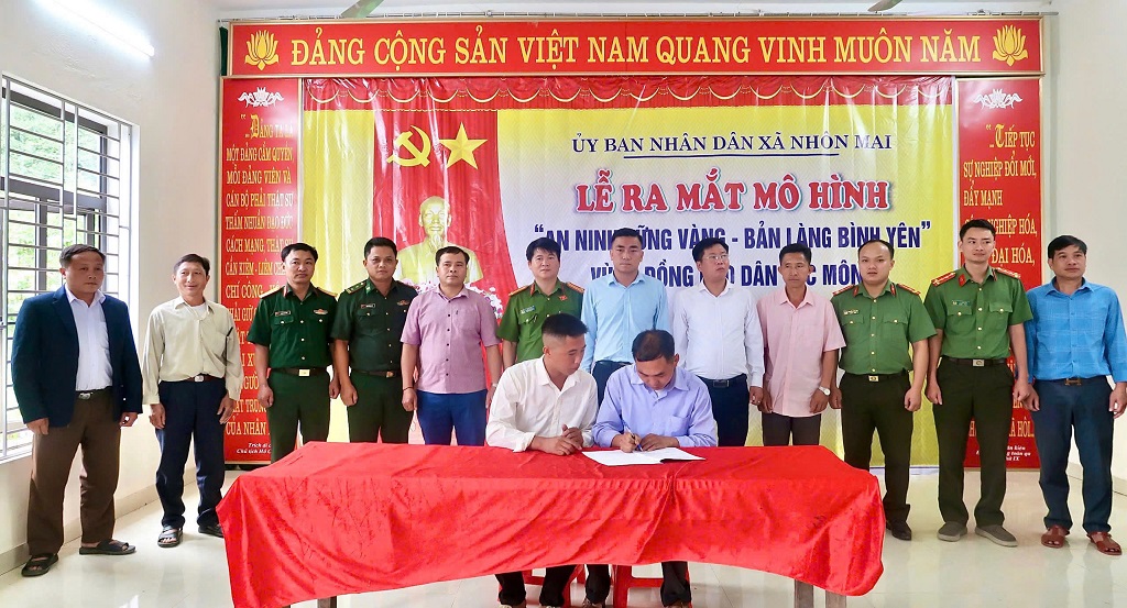 Ký cam kết thực hiện mô hình