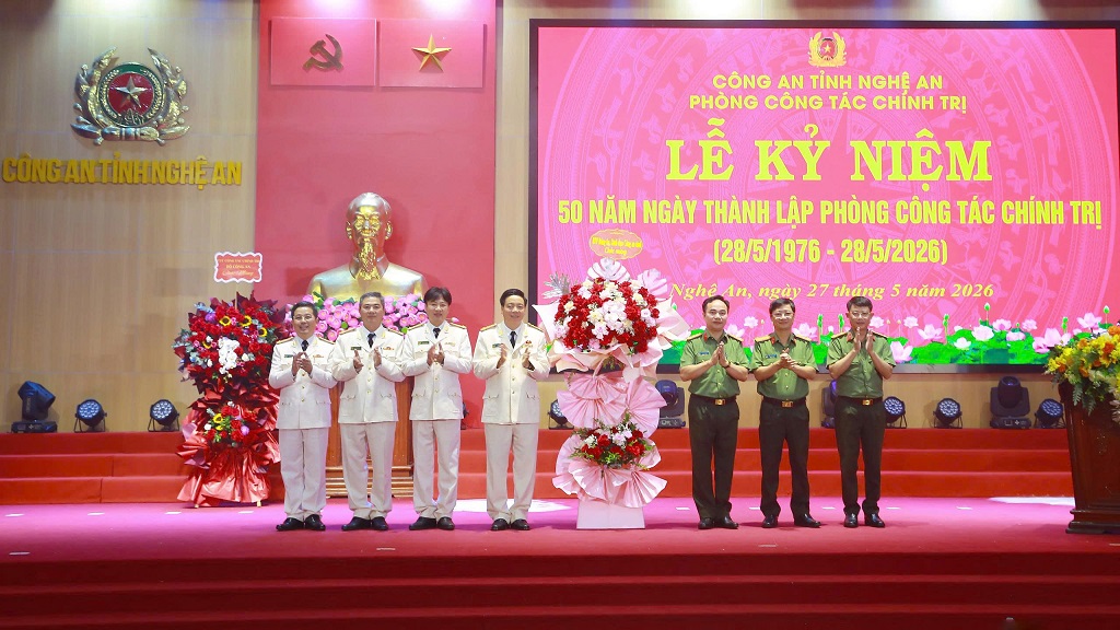 Ban Thường vụ Đảng ủy, Lãnh đạo Công an tỉnh tặng hoa chúc mừng Phòng Công tác chính trị